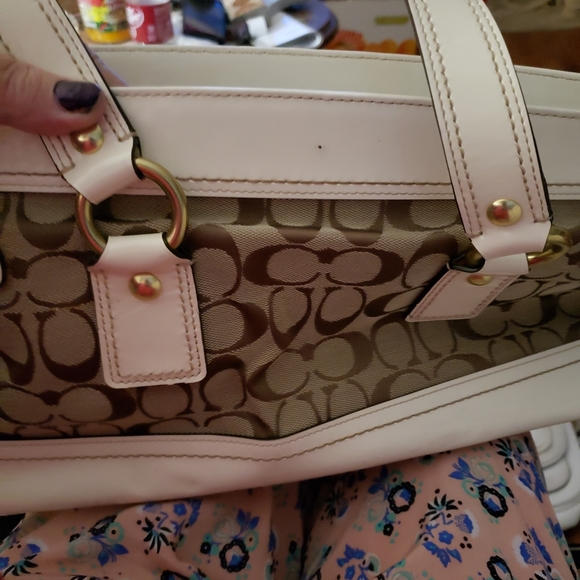 COACH hand/shoulder bag .beige canvas with logos white leather two outer pockets - Picture 5 of 6